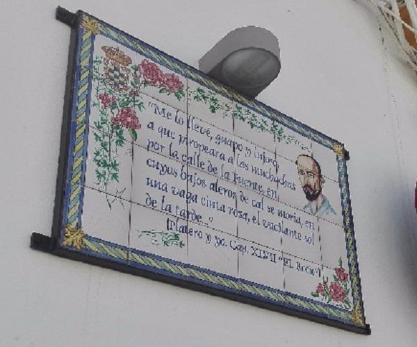 Placa a las puertas de la casa de Juan Ramón, en Moguer. Placa a las puertas de la casa de Juan Ramón, en Moguer.