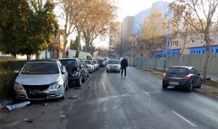 El conductor ha perdido el control y ha chocado con otros tres vehículos estacionados. El conductor ha perdido el control y ha chocado con otros tres vehículos estacionados.
