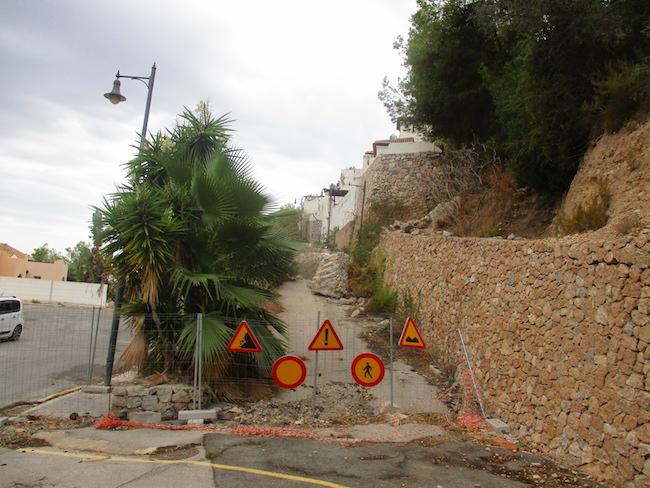 Entrada a la urbanización. Entrada a la urbanización.