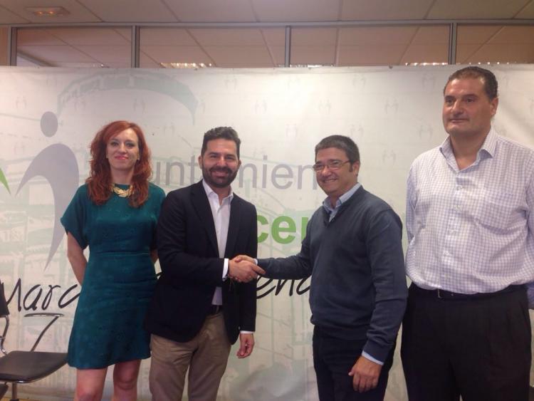 El alcalde de Maracena y el representante de la empresa que hará el censo.