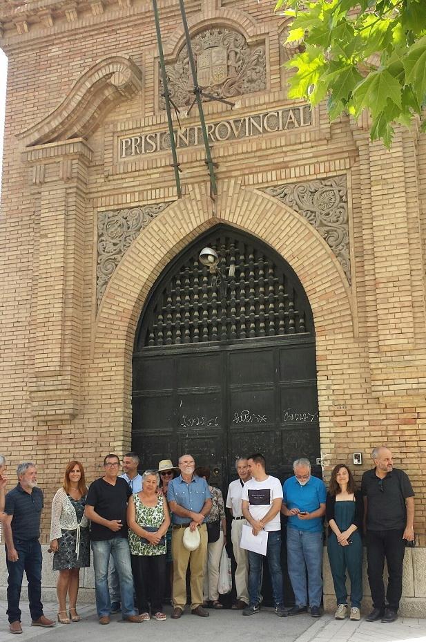 Representantes de los colectivos memorialistas, este martes en la antigua puerta de la prisión provincial.