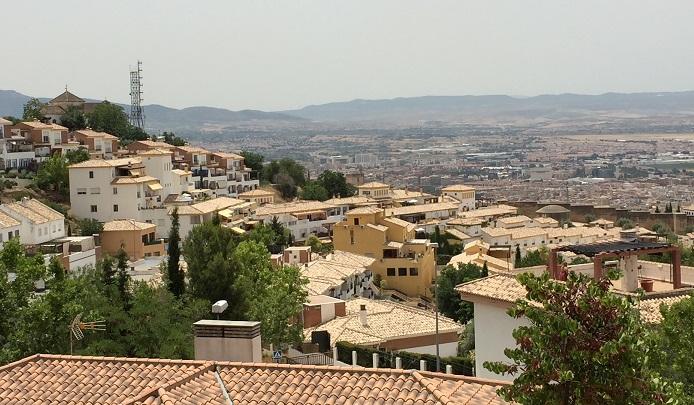 Vista de Granada y en primer plano, los cármenes de San Miguel.
