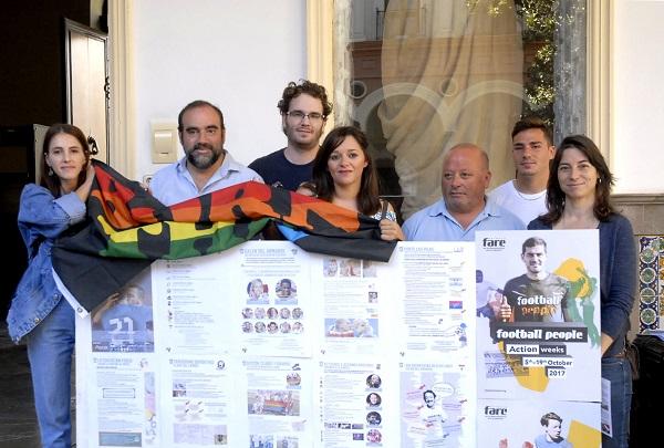 Al proyecto, que incluye la exposición en la Plaza del Carmen, se ha sumado también el Granada CF. Al proyecto, que incluye la exposición en la Plaza del Carmen, se ha sumado también el Granada CF.