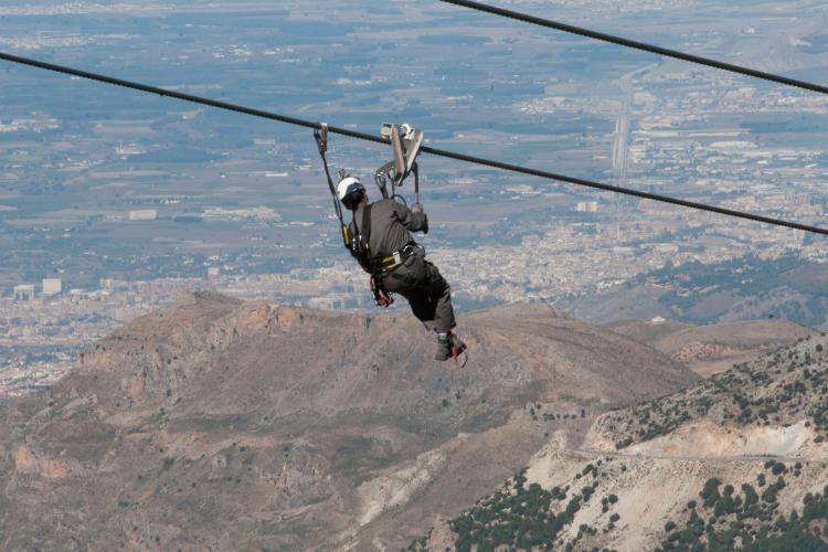 Entrenamiento del especialistas de Cetursa Especialistas colgado del cable de un remonte durante el entrenamiento