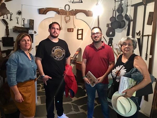 La alcaldesa de Bubión con representantes de la Mancomunidad y Margarita Birriel. La alcaldesa de Bubión con representantes de la Mancomunidad y Margarita Birriel.