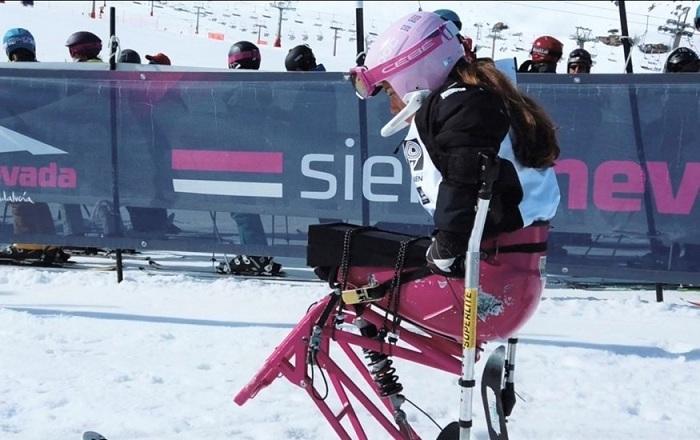 Una deportista de esquí adaptado Una deportista de esquí adaptado.