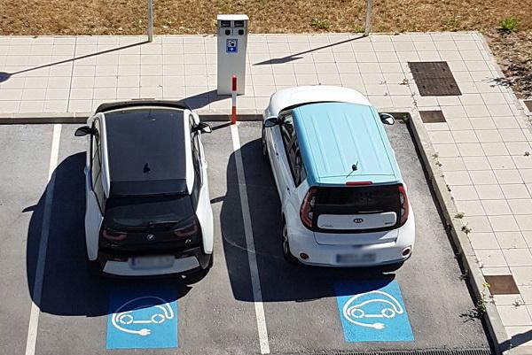 Los dos vehículos eléctricos para las inspecciones del Metro. Los dos vehículos eléctricos para las inspecciones del Metro.