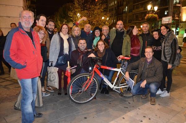 En Granada han elegido Puerta Real para su presentación. En Granada han elegido Puerta Real para su presentación.