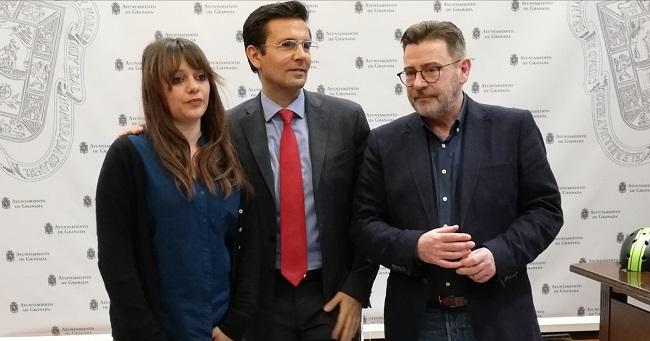 El alcalde, flanqueado por Jemi Sánchez y Baldomero Oliver. El alcalde, flanqueado por Jemi Sánchez y Baldomero Oliver.