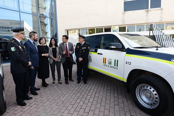 La delegada de la Junta en Granada y el director general de Interior, con la subdelegada del Gobierno, el alcalde y los responsables de la Policía autonómica. La exposición se ha instalado en el Parque de las Ciencias.