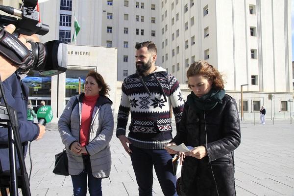 Los parlamentarios Ana Villaverde y Jesús Fernández con la coordinadora provincial de IU María del Carmen Pérez. Los parlamentarios Ana Villaverde y Jesús Fernández con la coordinadora provincial de IU María del Carmen Pérez.