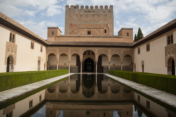 Mortadelo y Filemón hacen una parada en Granada y la Alhambra en su 'Misión  por España