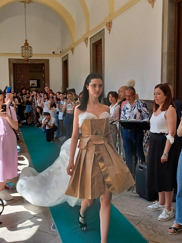 Desfile de ropa que cobra nueva vida para celebrar el Día Internacional del  Reciclaje