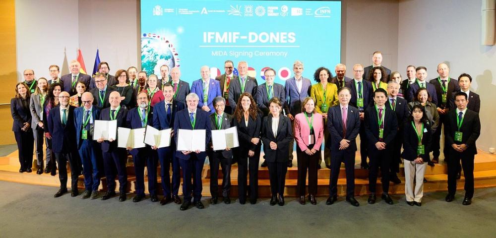 Foto de familia tras la firma del acuerdo internacional. 