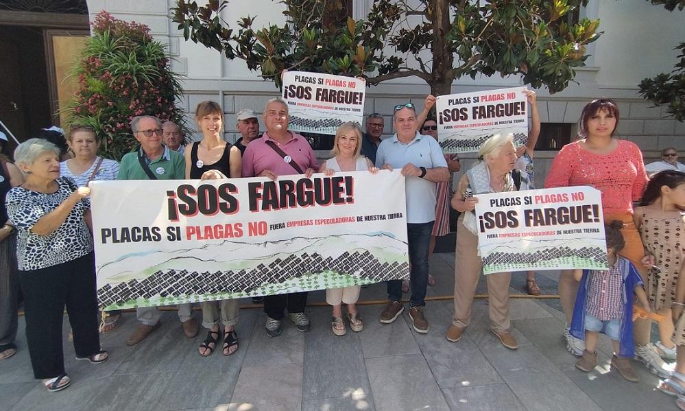 Vecinos y vecinas de El Fargue, este viernes a las puertas del Ayuntamiento de Granada. 