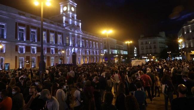 Centenares de personas se concentraron anoche en la Puerta del Sol para pedir la dimisión de Ayuso.