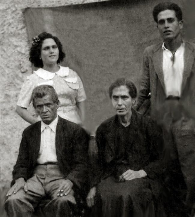 El abuelo Cristóbal, junto a su mujer (debajo), y dos de los tíos (arriba) de Jesús Toral.
