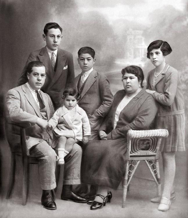 José Sánchez Castillo, con su esposa, Carmen Carreño Berruguilla, y sus hijos: Pepe (detrás de él), Carmen (en sus piernas), Antonio (en el centro) y Dolores.