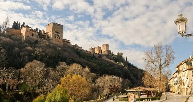 Espectacular imagen de la Alhambra desde el Paseo de los Tristes.