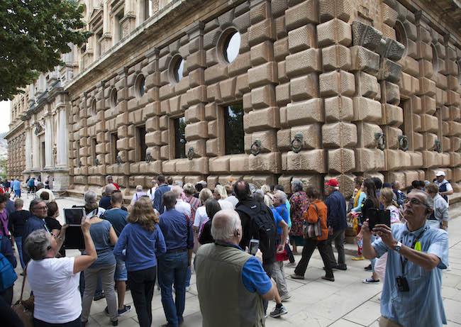 El Palacio de Carlos V, abarrotado de turistas.