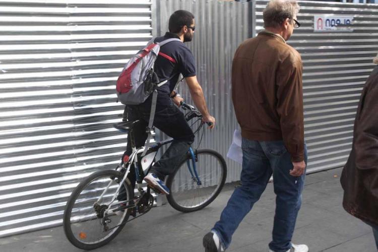 Un ciclista sobre la acera.