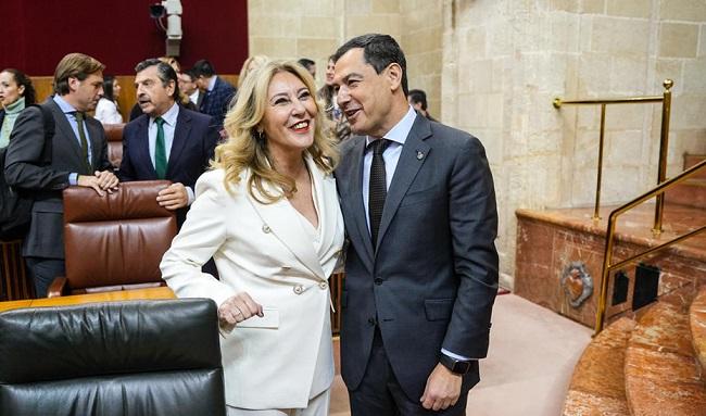 Juan Manuel Moreno y Carolina España tras la aprobación del presupuesto.
