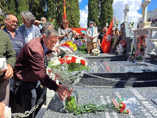 Antonio Martos, deposita un ramo de flores,en la tumban donde yacen los restos de su hermano y sus padres.