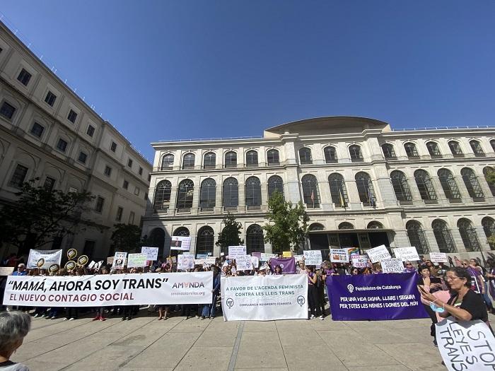oncentración convocada por la Agrupación AMANDA el 8 de octubre en la Plaza Reina Sofía de Madrid.