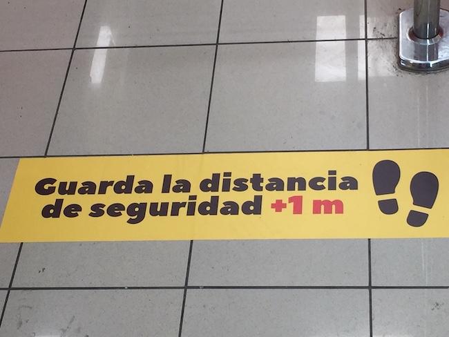 Advertencia en el suelo de un supermercado