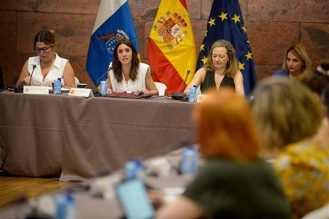 La ministra de Igualdad, Irene Montero, con parte de equipo en el Ministerio.