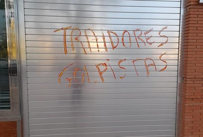 Pintadas en la sede provincial del PSOE de Granada, la semana pasada.