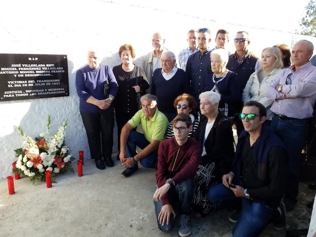 Familiares y miembros de la asociación, en el homenaje que le brindaron a los fusilados el pasado octubre.