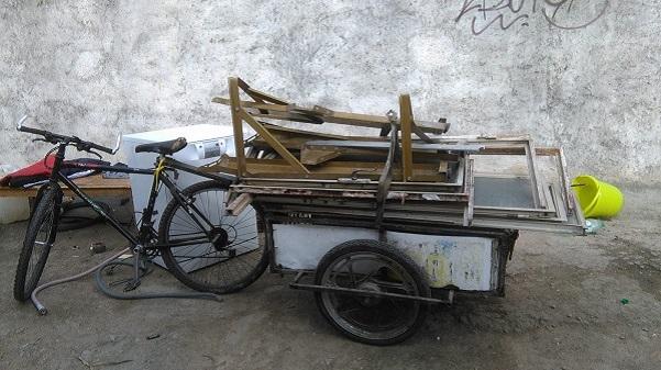 Uno de los habituales carritos para transportar chatarra.