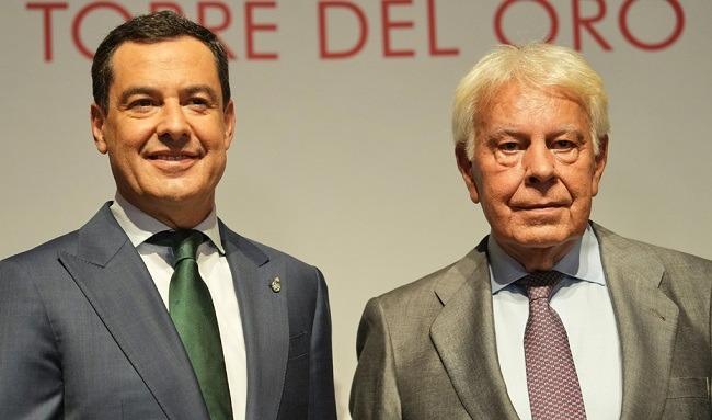 El presidente de la Junta, Juan Manuel Moreno, con Felipe González, en el acto en el que el expresidente del Gobierno recibió el Premio Iberoamericano Torre del Oro.