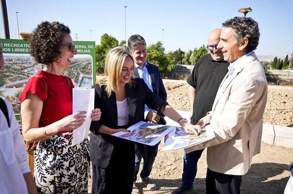 La alcaldesa en una imagen de archivo de una visita a los terrenos del Parque de las Familias.