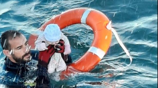 El submarinista de la Guardia Civil rescata a un bebé en aguas de Ceuta.
