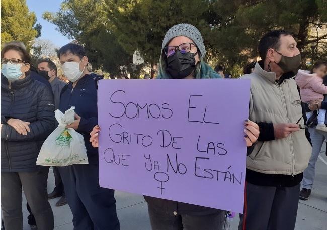 Una mujer, en una de las concentraciones de repulsa del último asesinato machista en Granada.