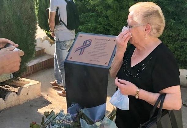 Una mujer se seca las lágrimas junto al monolito que recuerda a los guerrilleros.