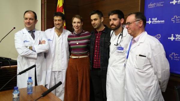 Audrey y Rohan, su pareja, junto al equipo médico del Hospital Vall d’Hebron, que le salvó la vida.