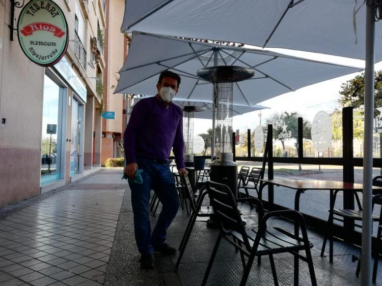 Limpiando la terraza de un bar.