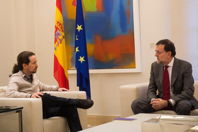 Rajoy, durante su encuentro en La Moncloa con Iglesias, el 28/12/2015.
