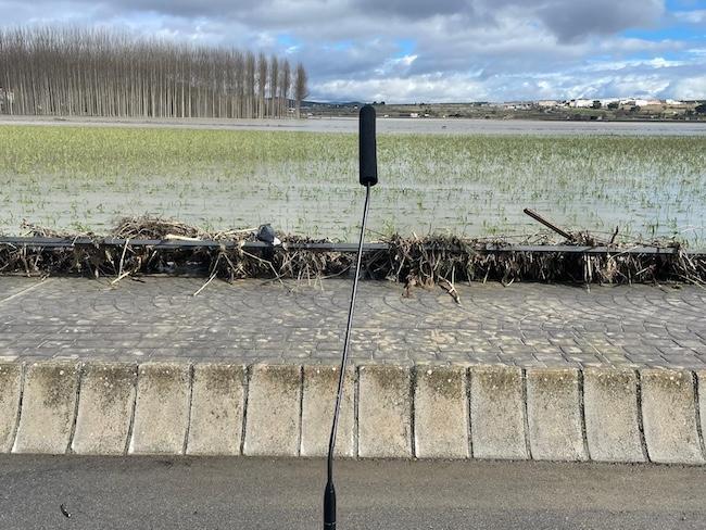 Un micrófono para autoridades, ante zona inundada de Huétor Tájar.