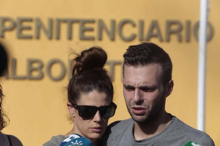 Alejandro y su novia, Eva, a las puertas de la Prisión de Albolote.