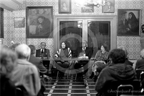 Antonina Rodrigo con Antonio Domíguez Ortiz, Eulalia de la Higuera y el presidente del Centro Artístico.