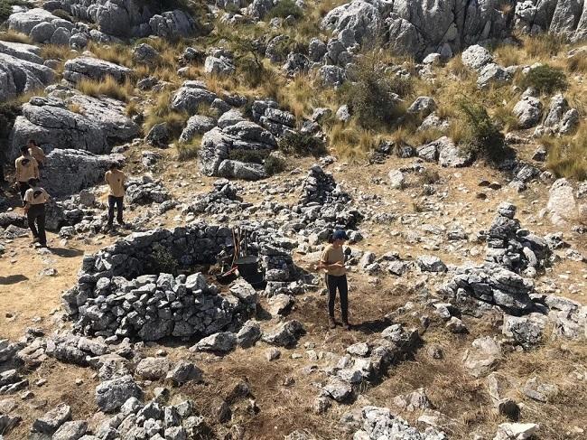 Labores de limpieza en el campamento del cerro Formazo. Asociación de Estudios Históricos Frente Sur.