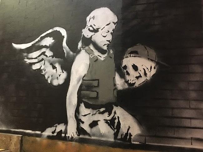 'Ángel con chaleco antibalas' -El ángel Ozone', de Bansky, Londres 2007.