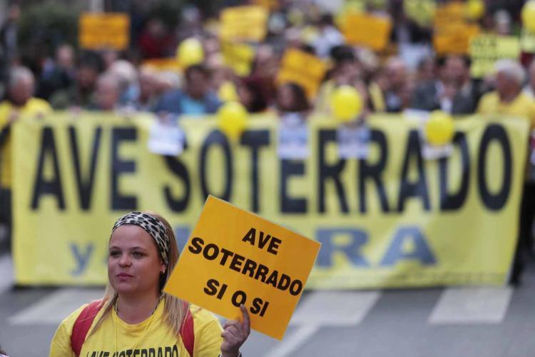 Una de las últimas movilizaciones por la conexión ferroviaria y el AVE soterrado.