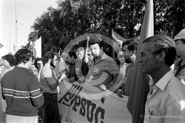 El secretario general del PSUC y militantes comunistas catalanes en la manifestacion de solidaridad con los jornaleros andaluces en una manifestación en Sevilla. El secretario general del PSUC y militantes comunistas catalanes en la manifestacion de solidaridad con los jornaleros andaluces en una manifestación en Sevilla.
