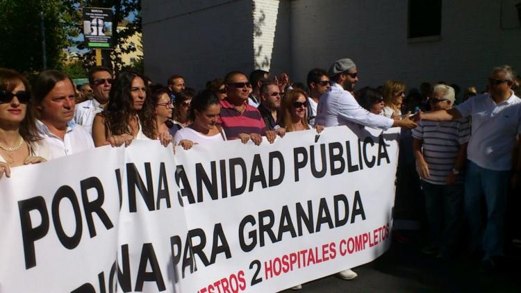 Jesús Candel saluda a una de las asistentes en la multitudinaria manifestación del domingo.