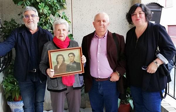 María, con una fotografía en la que aparece junto a su marido, durante su entrevista con la AGRMH.